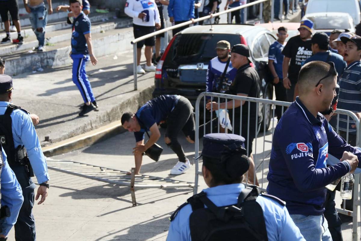 En fotos: Heridos, disparos y un caos total en las afueras del Nacional previo al Motagua vs Olimpia