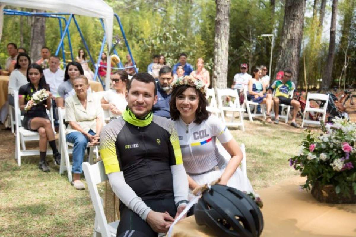 Novios llegan al altar en sus bicicletas en Valle de Ángeles