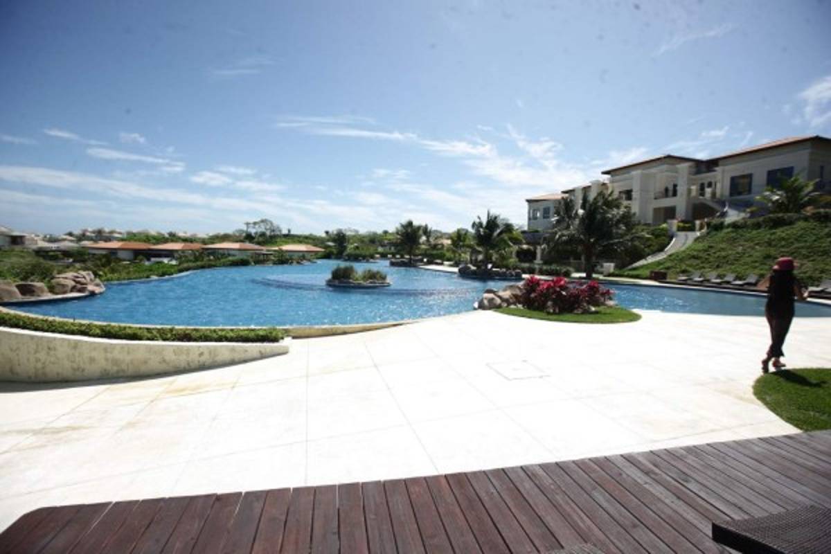 Disfrute el golf, playa y buceo en el club Pristine Bay Resort