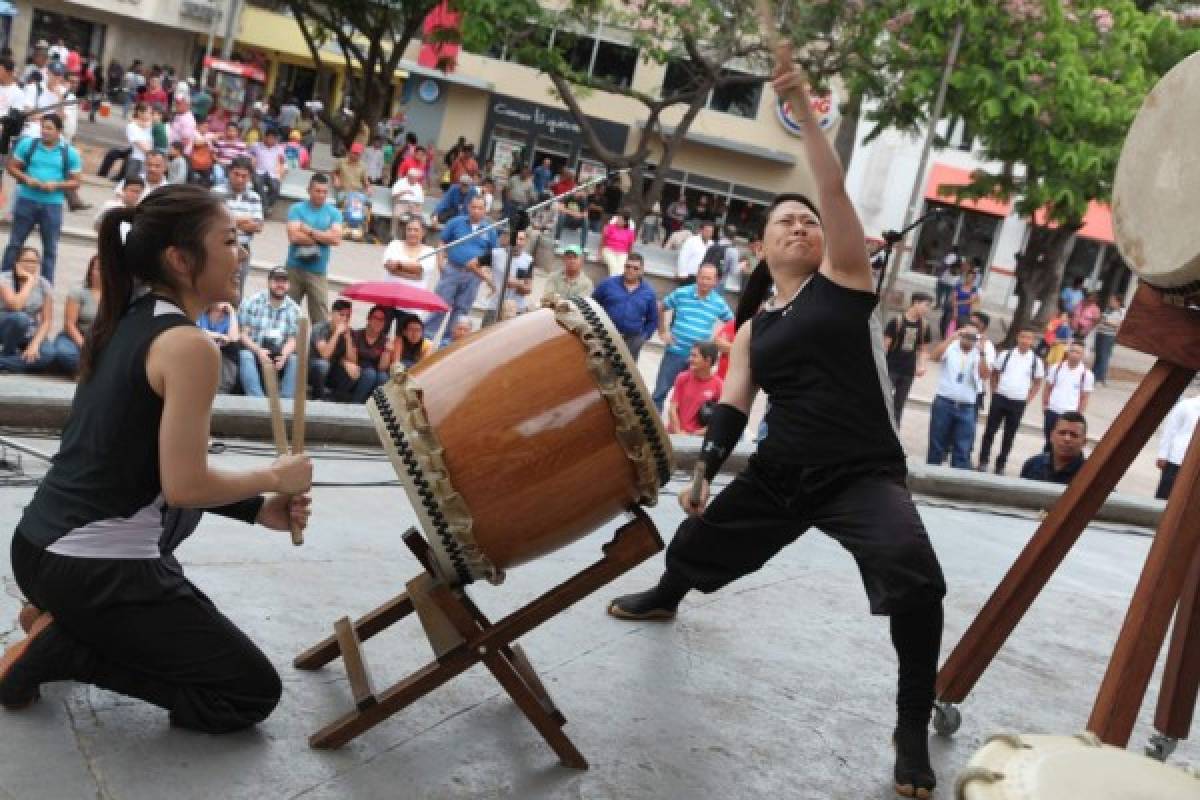 Concierto de tambores en el centro histórico de Tegucigalpa
