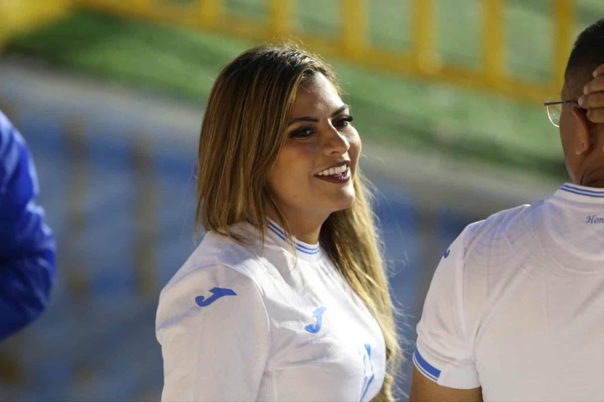 Periodista sorprende y beso a la copa: Ambiente previo al partido entre Honduras y Nicaragua