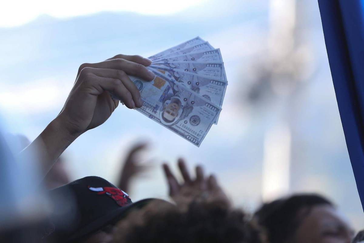 Polémico recibimiento a exjugador de Motagua, bellas chicas y show de la Revo ante Marathón