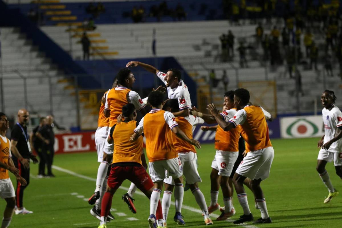 Jugador sacado en ambulancia, MVP de Olimpia y tristeza de Real España tras perder invicto