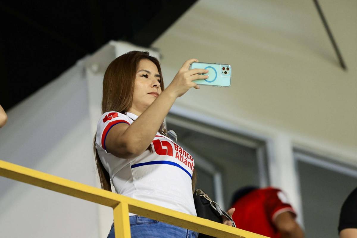 Las bellas chicas que engalanaron triangular entre Real España y Olimpia