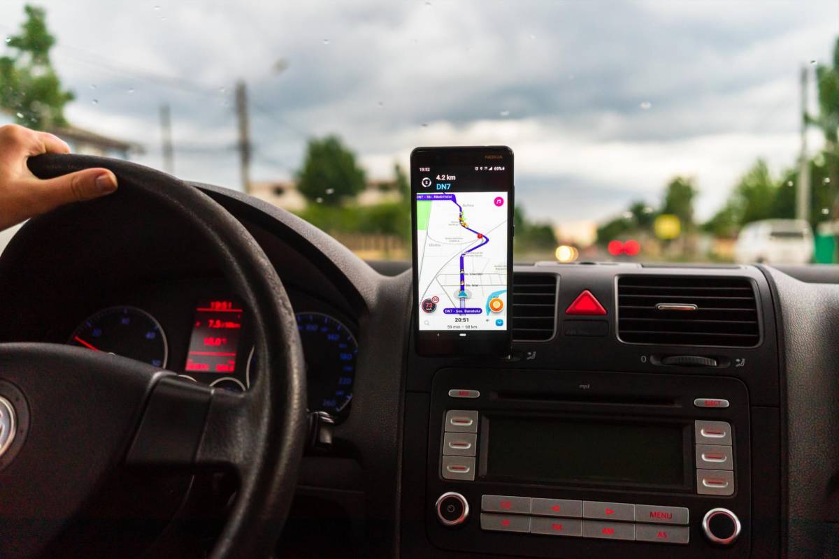 Utiliza alguna app de tránsito automotor como Google Maps o Waze para checar tiempos, rutas y calles congestionadas.