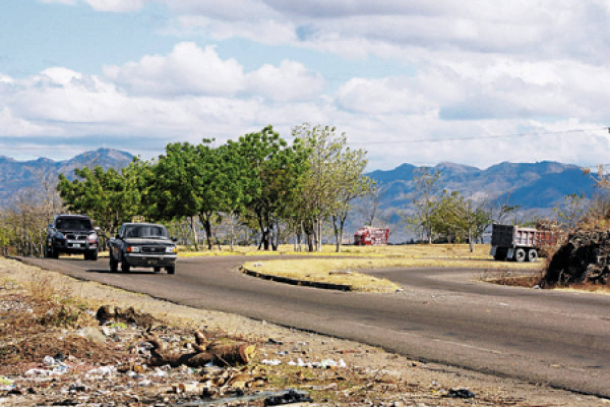 Carretera al sur permanece sin señales viales e inundada de fallas
