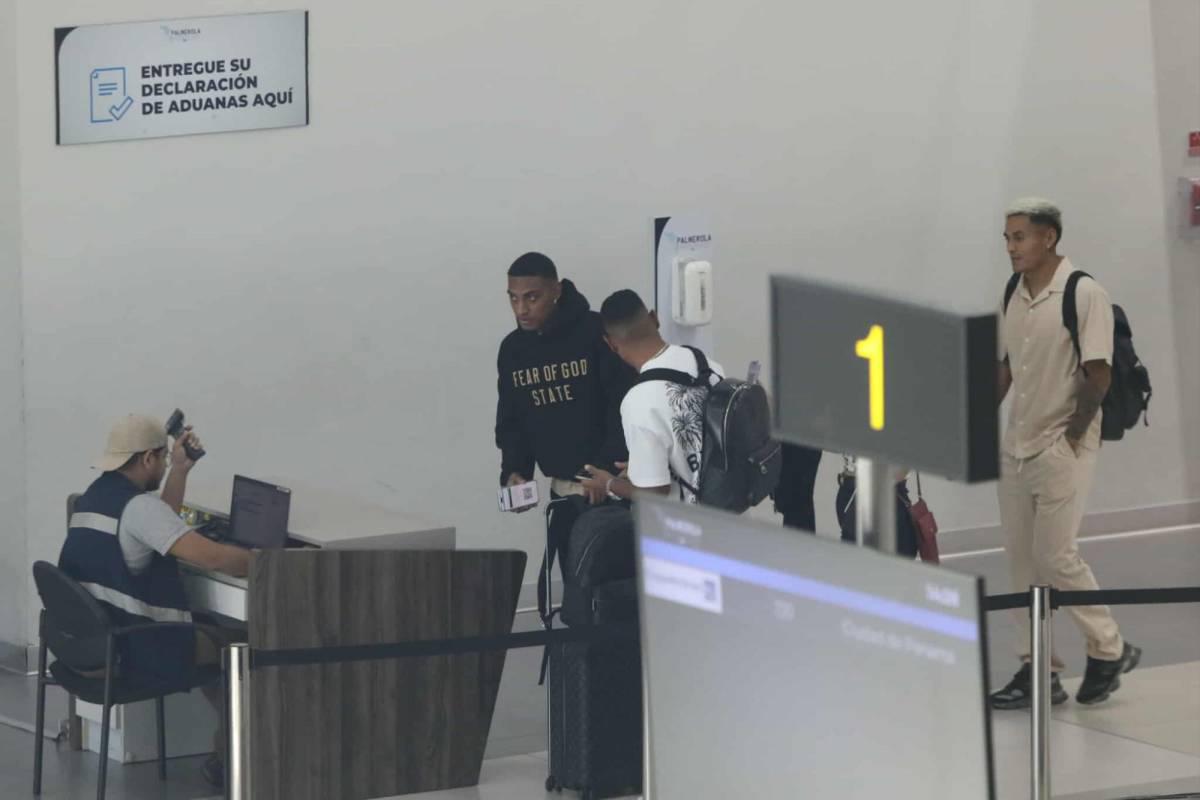 Quioto recibe propuesta y linda chica cautivó en llegada de legionarios a Honduras