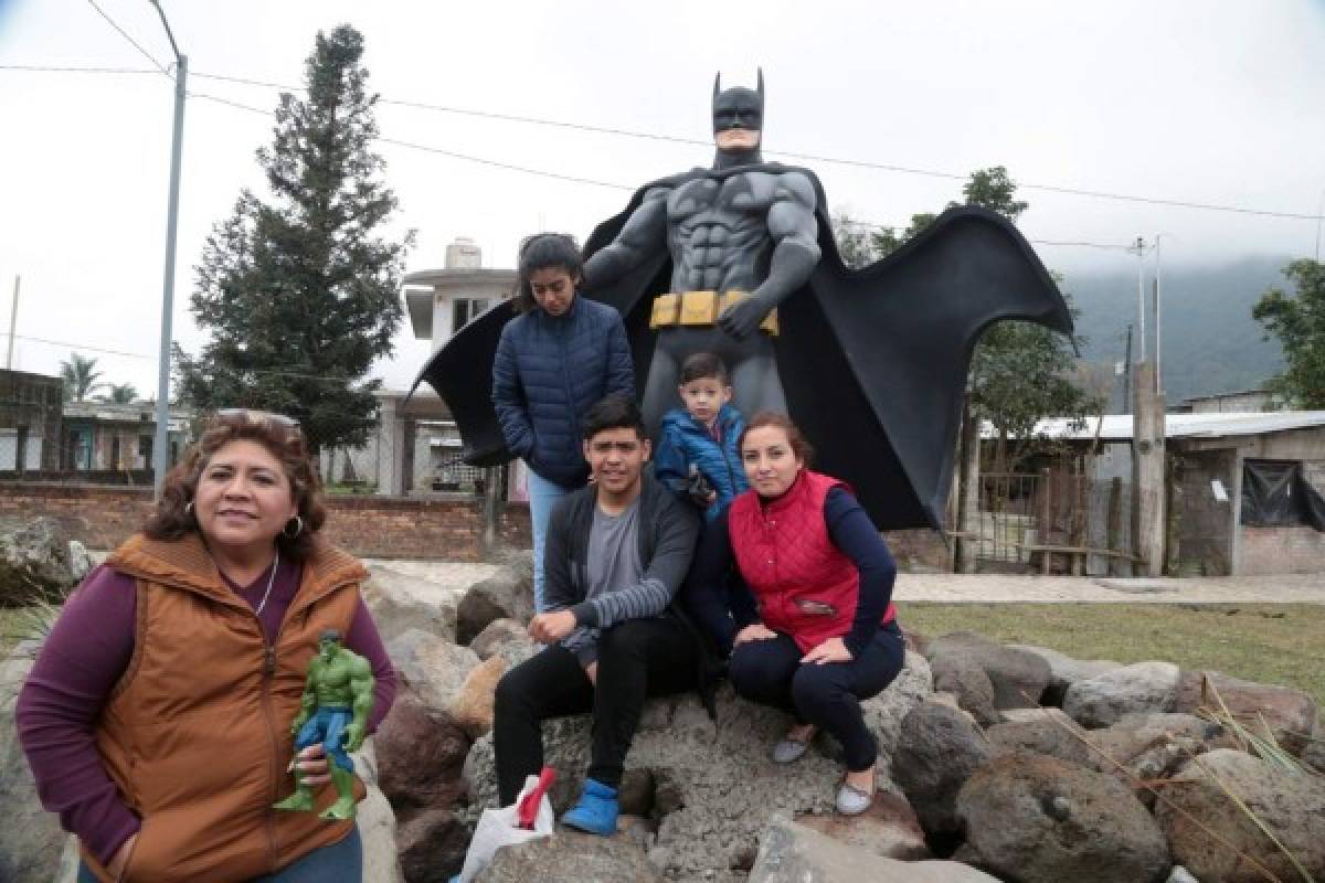 Superhéroes de película custodian un modesto pueblo mexicano 