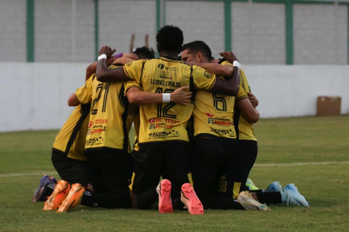 Fotos: Futbolista terminó jugando vendado, tristeza en el Génesis y las bellezas en el estadio