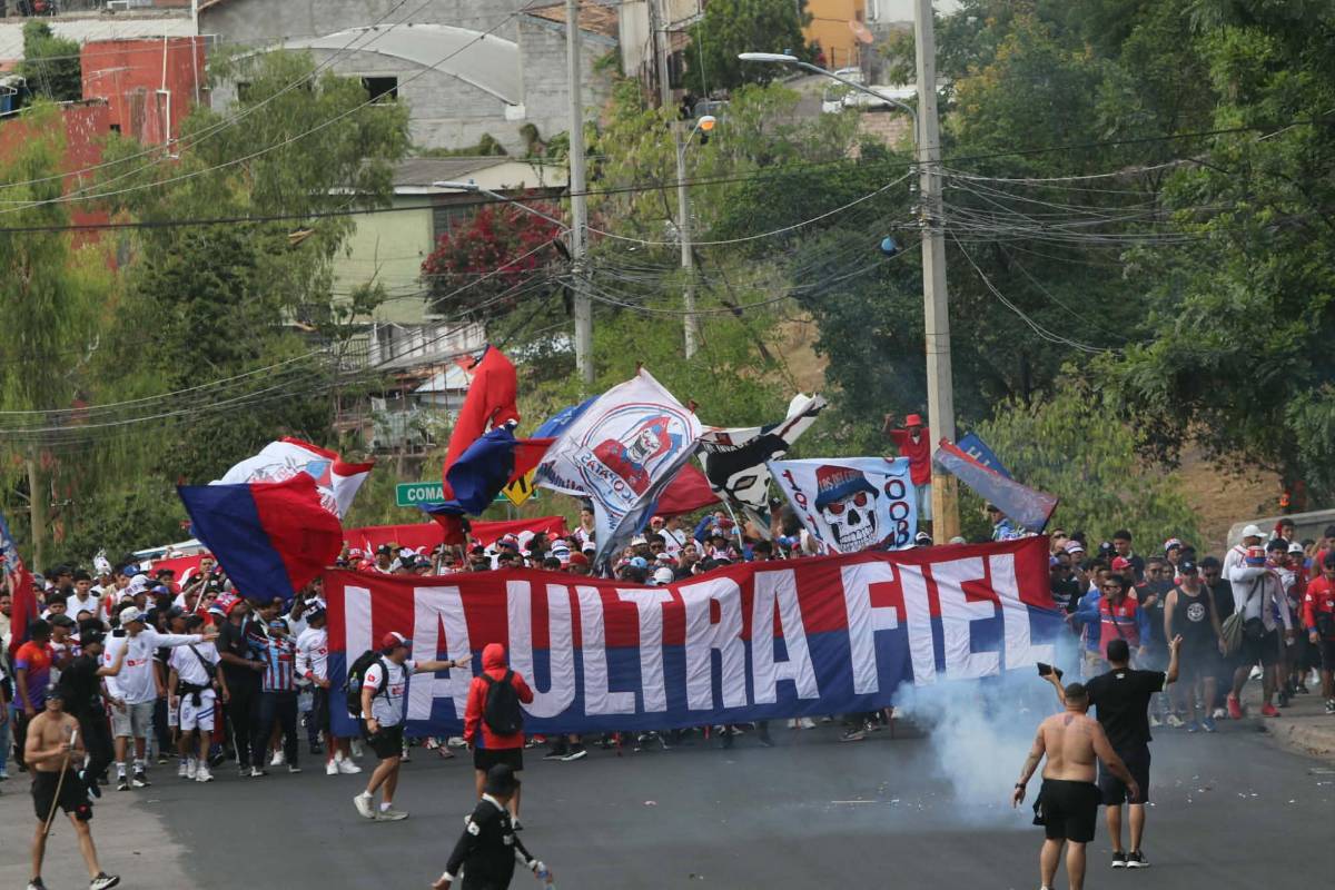 Olimpia vs Motagua: Ambiente, lindas periodistas deslumbran y barra se enfrenta a la Policía Nacional