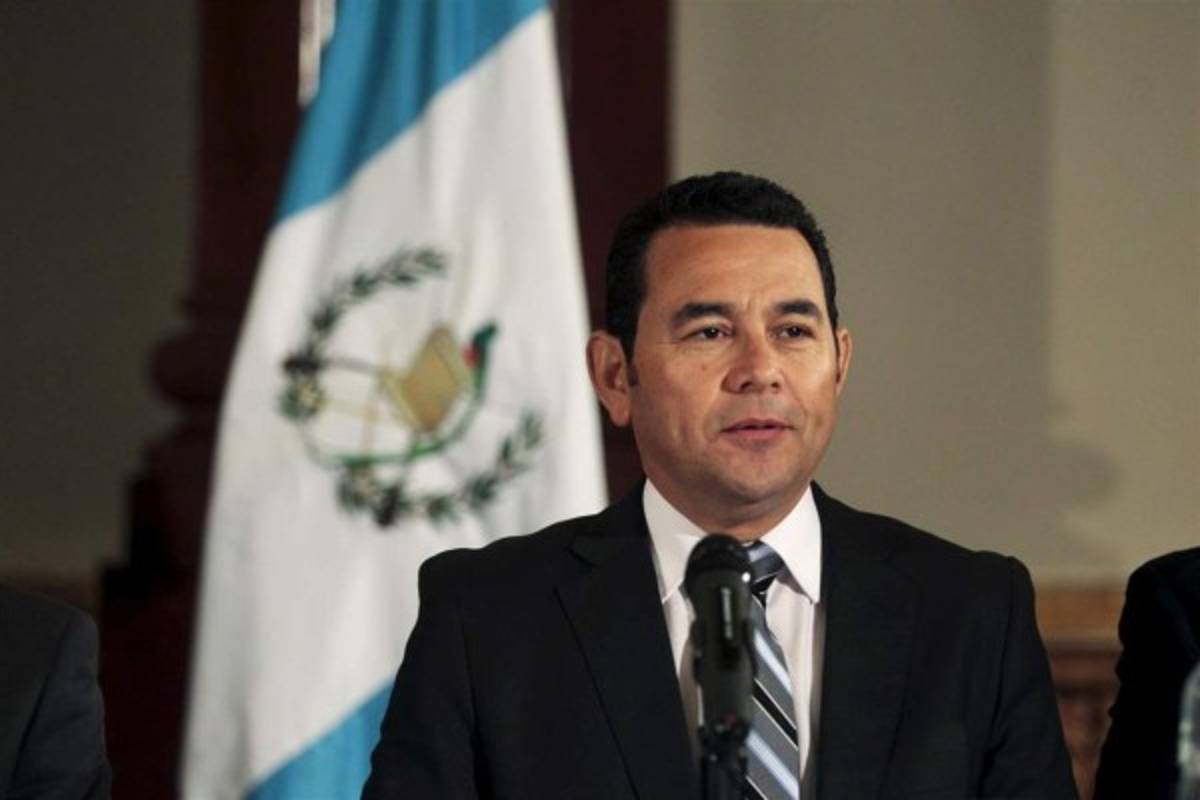 Guatemala: presidente muestra apoyo a señalado por asesinato de periodistas