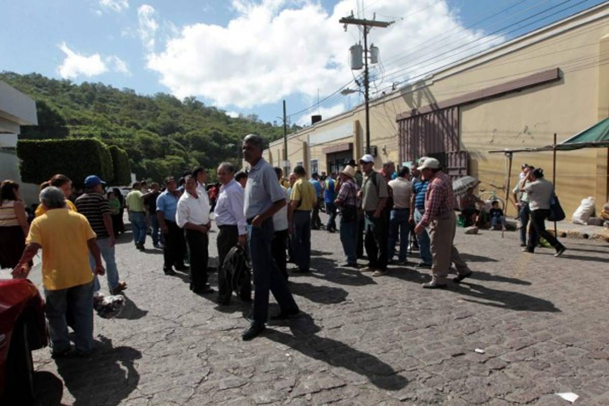 Empleados del SANAA protestan por falta de pago