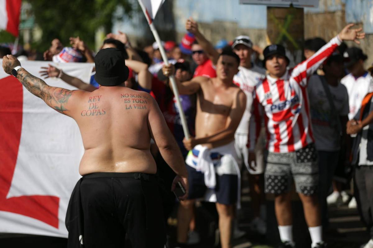 La Ultra Fiel prendió el clásico: bengalas, cánticos y pasión en el Chelato Uclés
