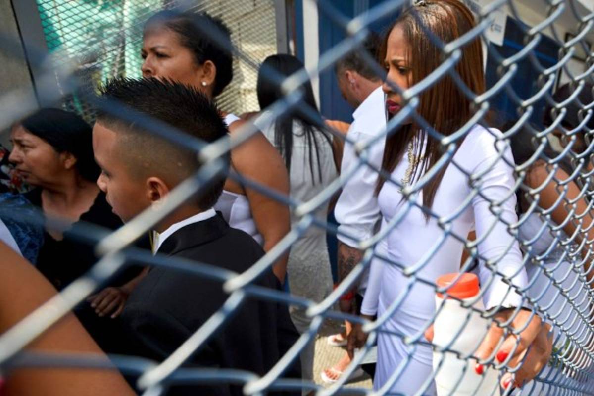 Boda colectiva en cárcel de Colombia: se casaron 17 presos