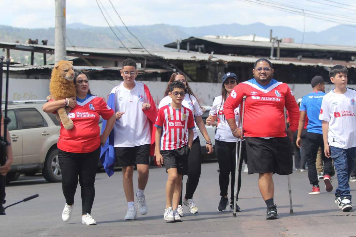 Recibimiento hostil, jugadores llegan de civil y fiesta olimpista previo a final ante Real España