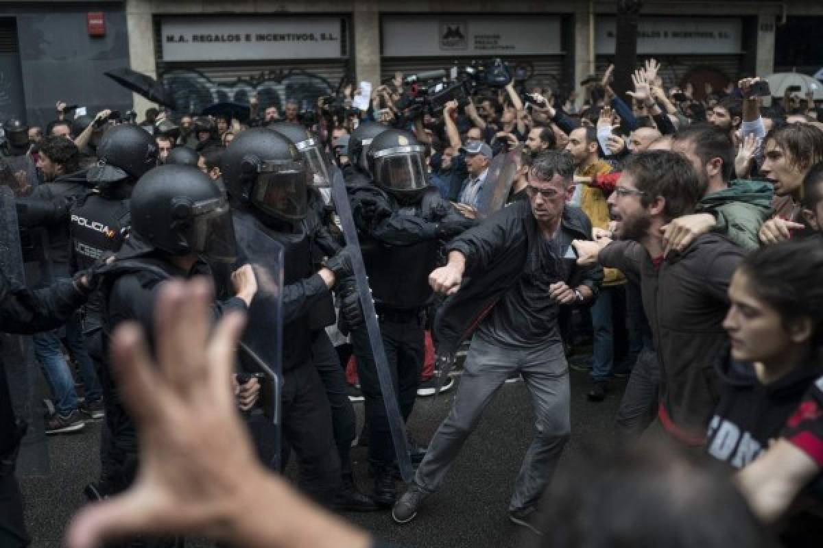 Cargas policiales en Cataluña en caótico referéndum de independencia  