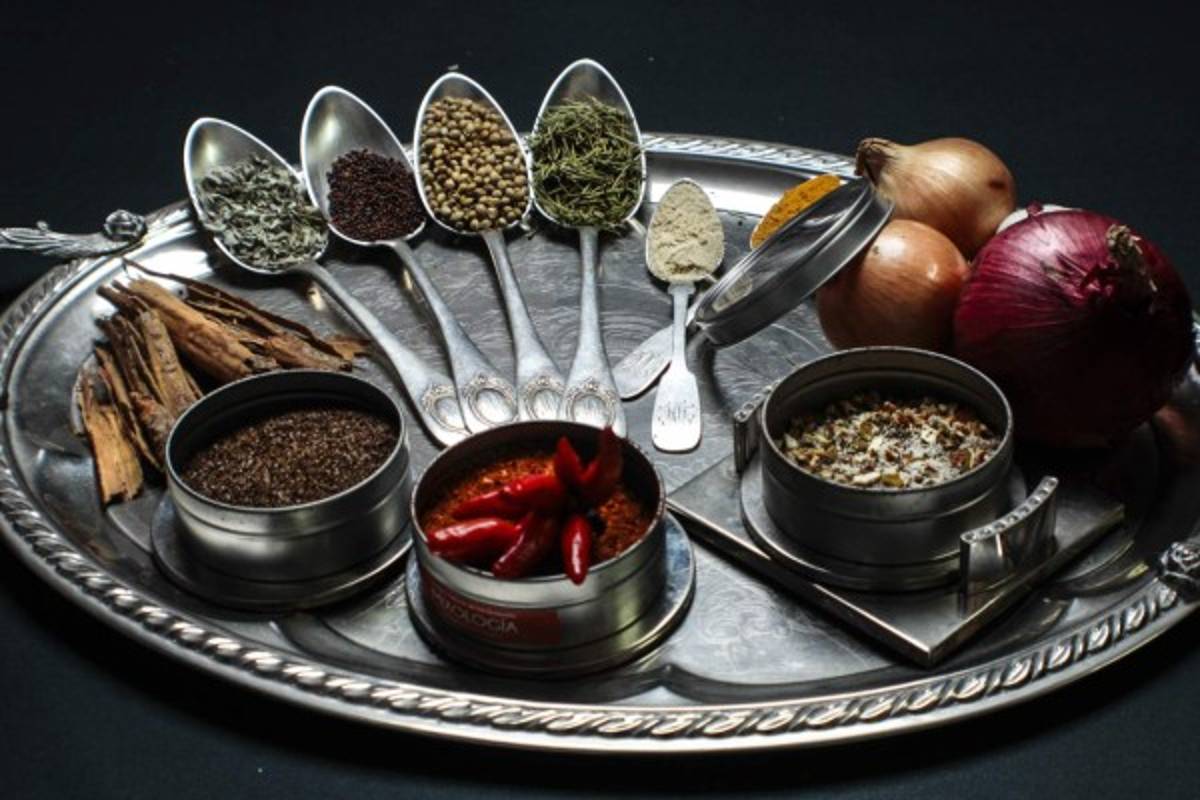 Sal si Quiero, entre sus principales combinaciones, fusiona, con las sales del sur de Honduras, la albahaca, culantro, perejil, comino, limón, paprika, chiles, semillas, entre otros.