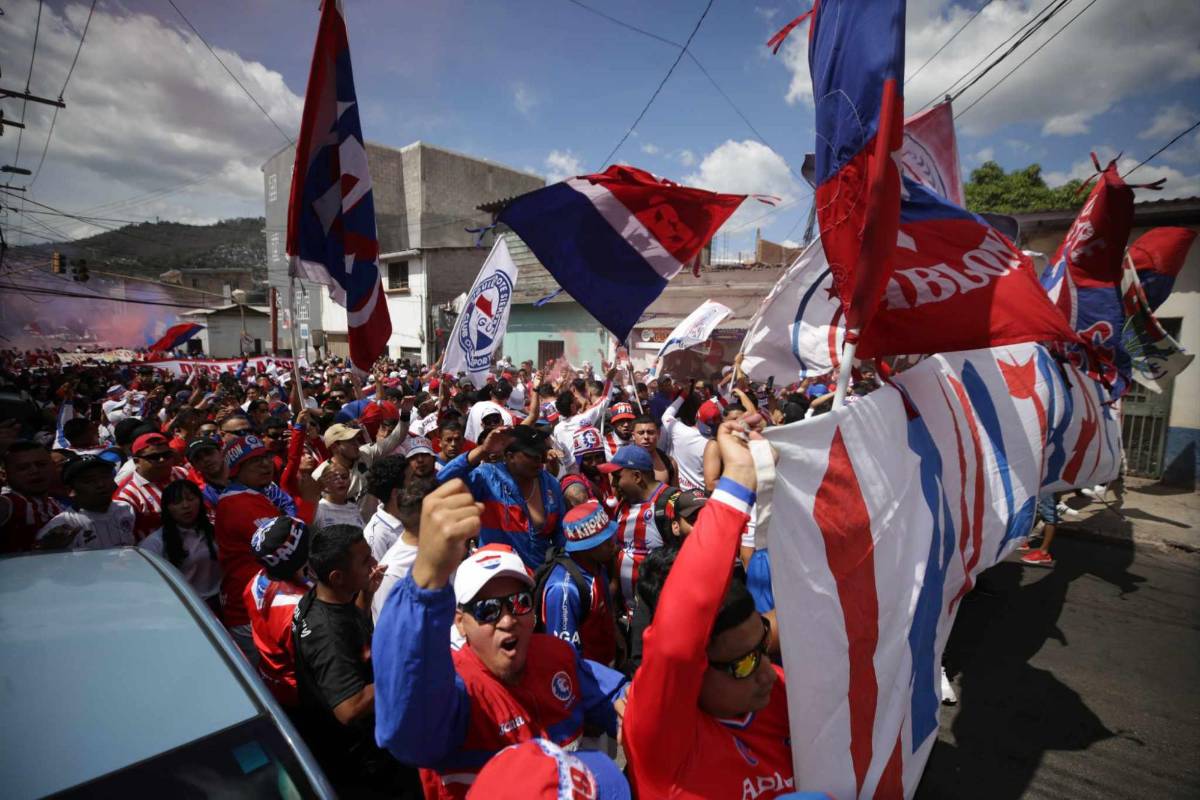 Con show de luces y al ritmo de la percusión: Así llegó la barra del Olimpia al estadio Nacional