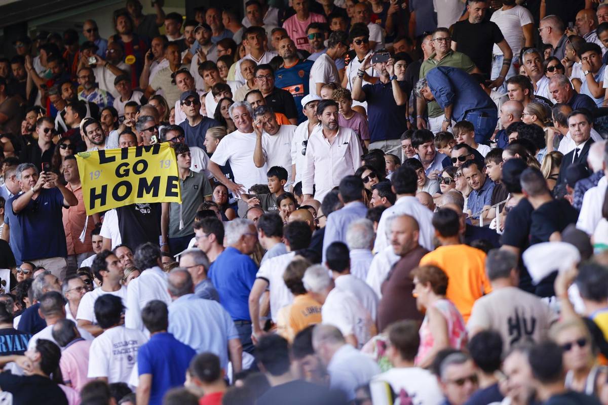 Duro revés de aficionados al Valencia tras goleada por Barcelona; salieron escoltados