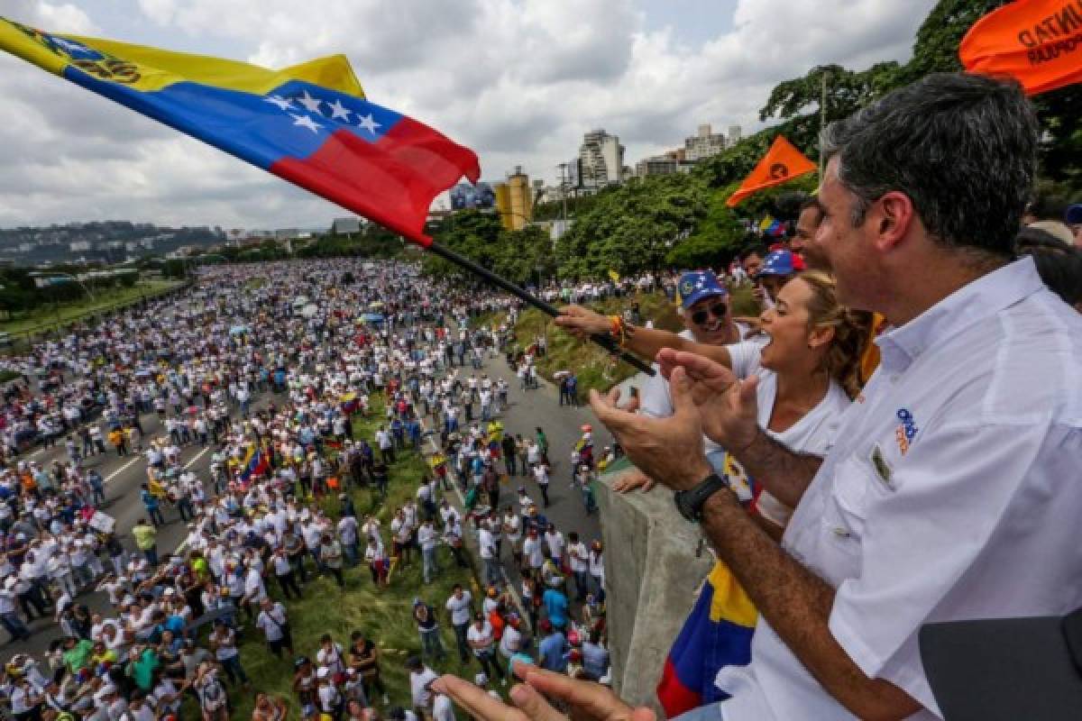 Oposición venezolana redobla presión contra Maduro con huelga general   