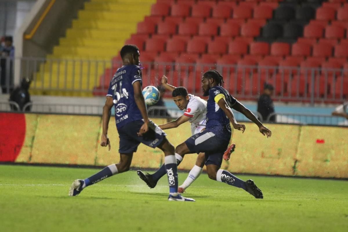 Menjívar enciende a la Revo, polémica bronca del Olimpia con el árbitro y De Olivera salvó a Motagua