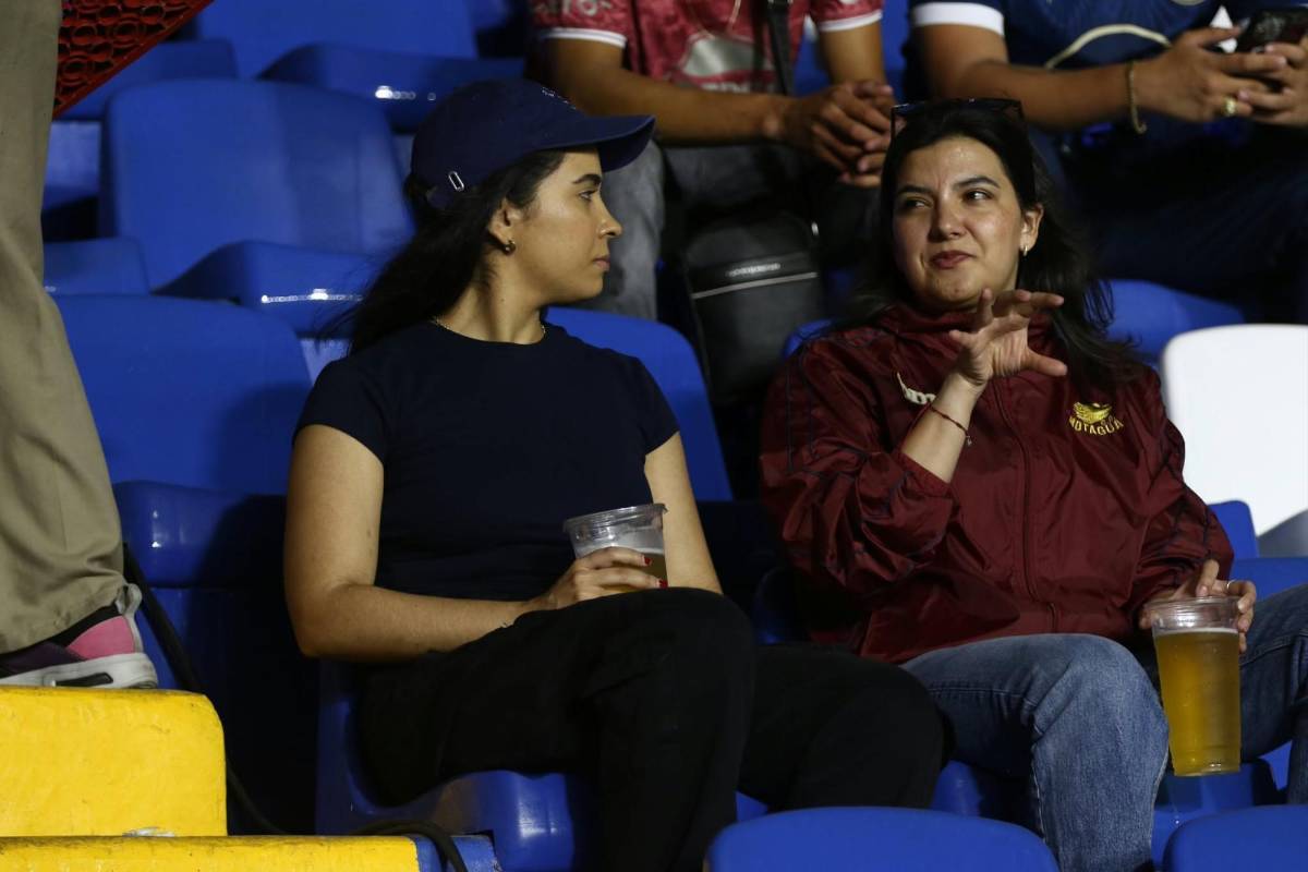 Mamá de jugador de Motagua se roba las miradas y Alajuelense llegó bien representado