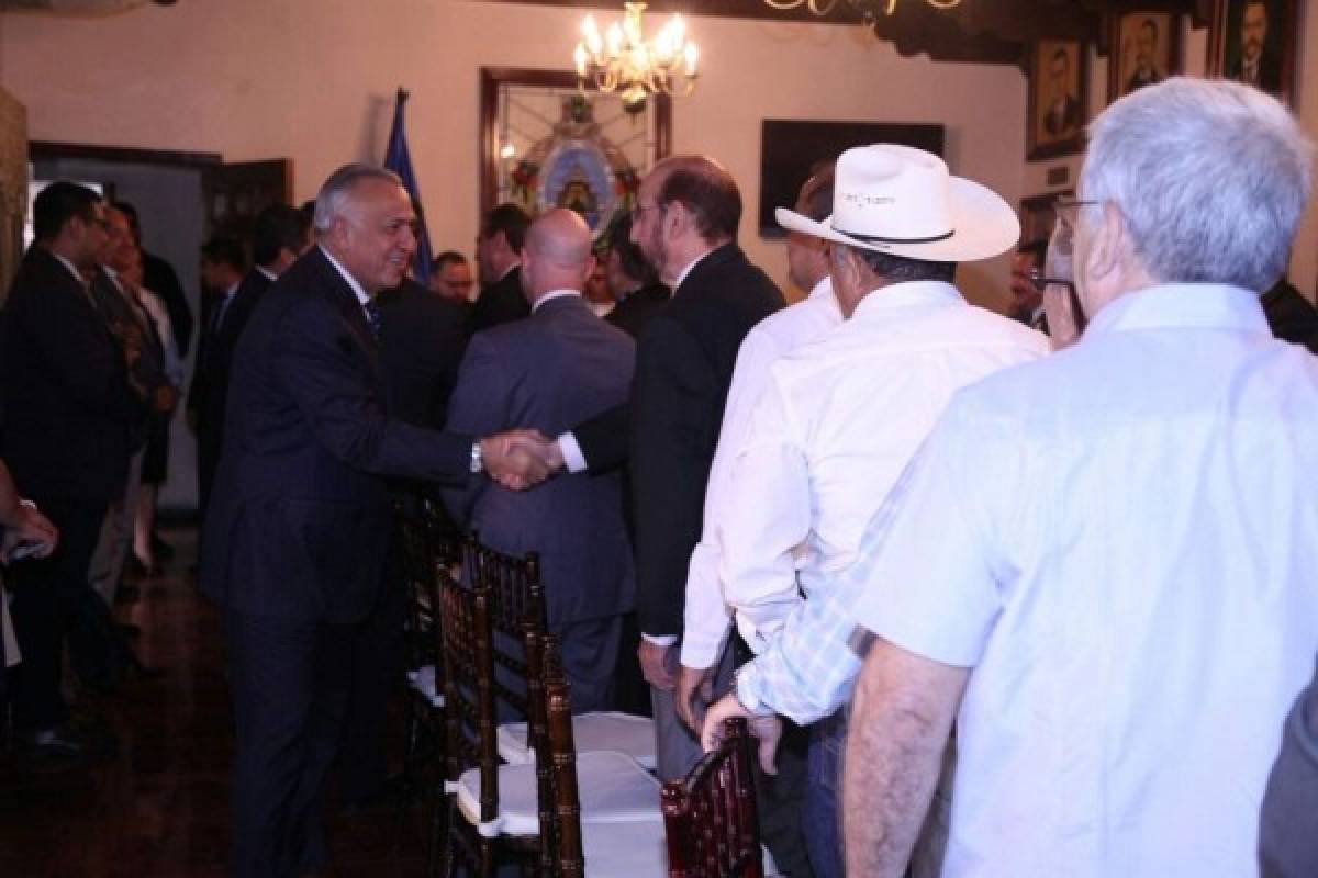 Honduras: Presidente Hernández llega al CN a entregar anteproyecto del Código Tributario
