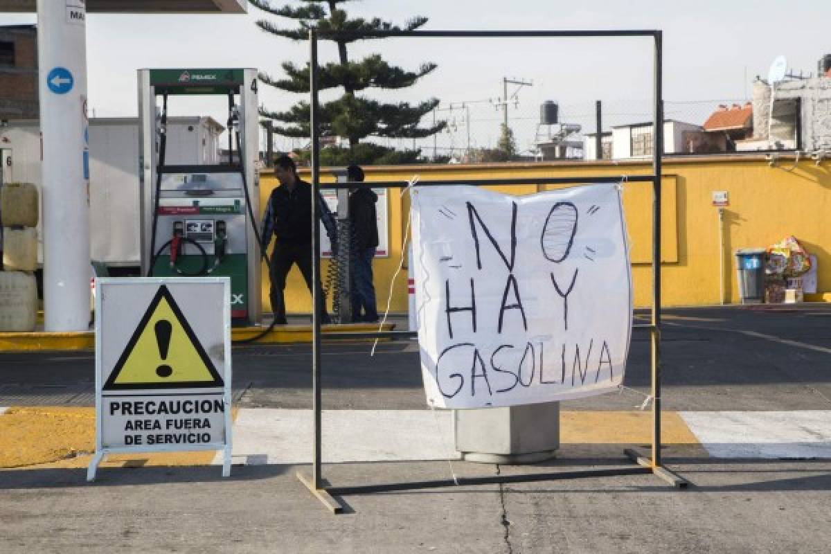 'No hay gasolina' es el rótulo que está en varias gasolineras. Foto AFP