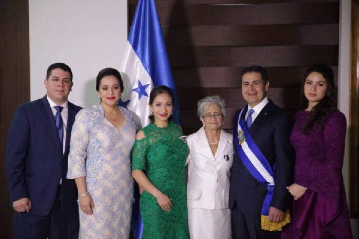 Ana García de Hernández deslumbra con elegante vestido durante toma de posesión