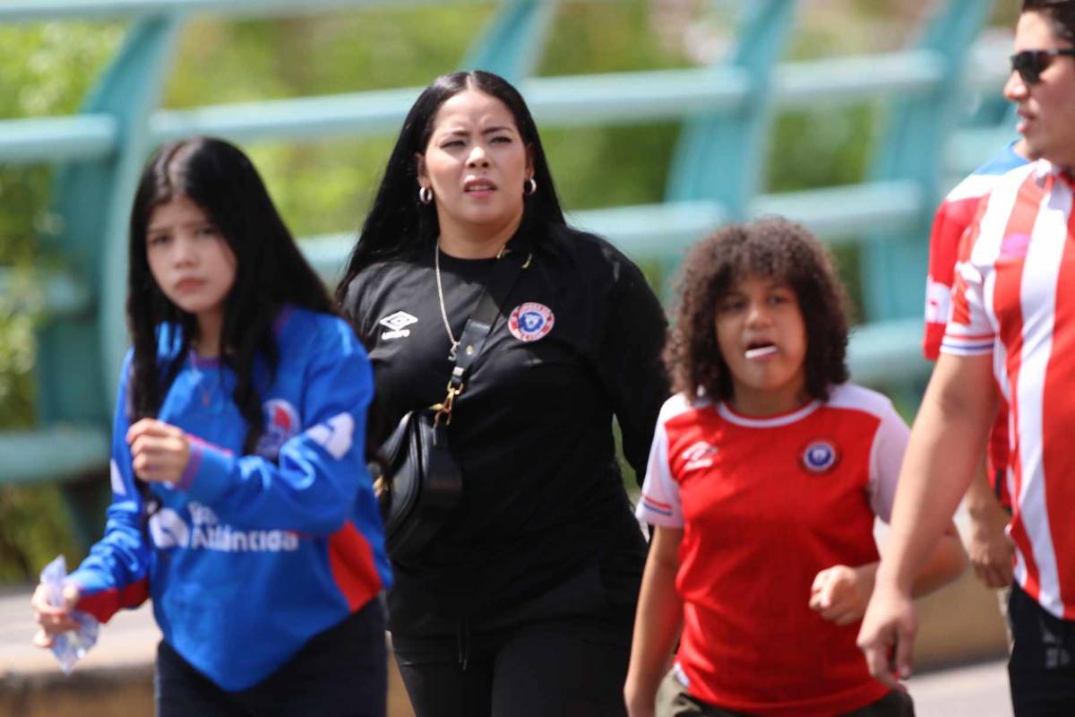Con show de luces y al ritmo de la percusión: Así llegó la barra del Olimpia al estadio Nacional