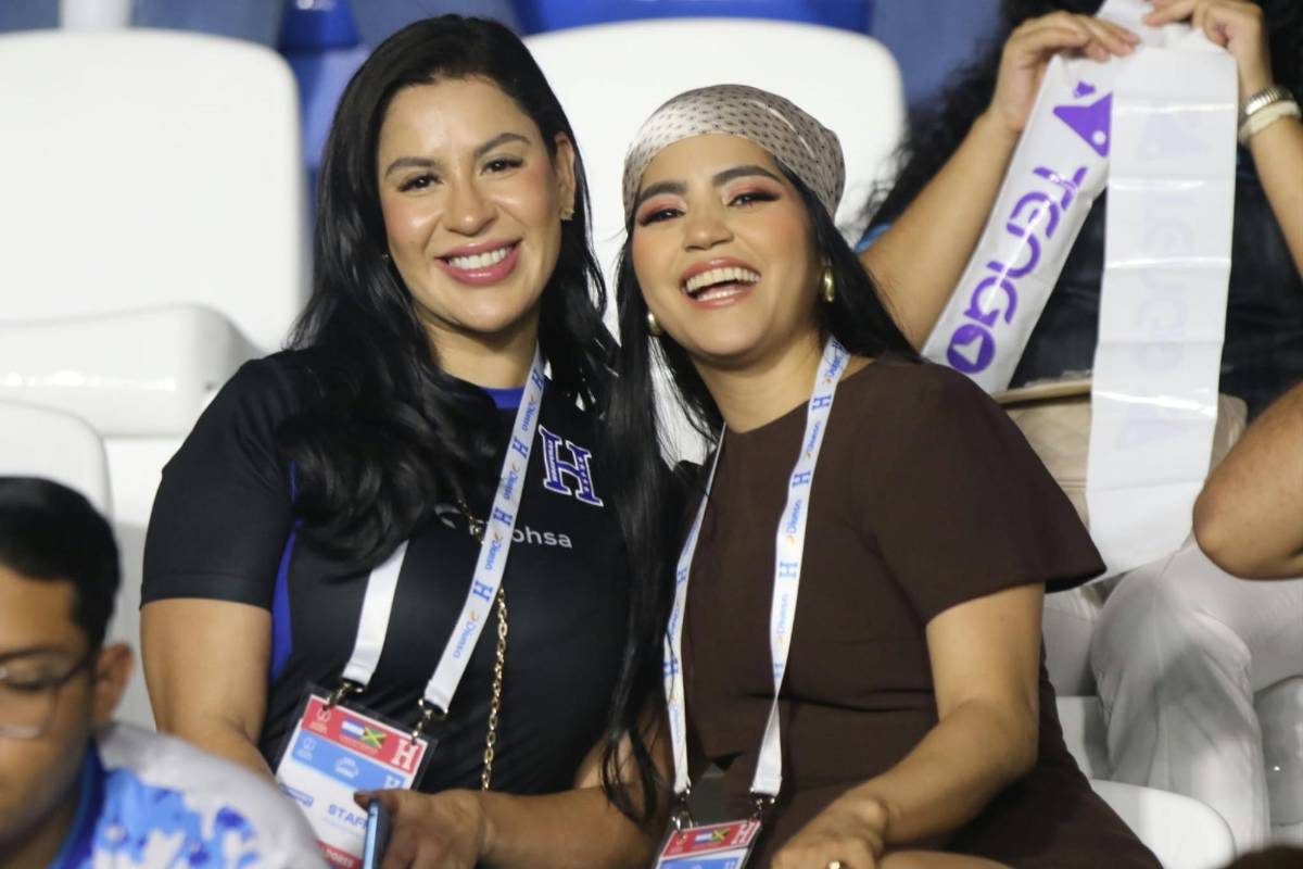 Linda esposa de futbolista captada, héroe de Honduras y charla secreta ante Jamaica en Concacaf