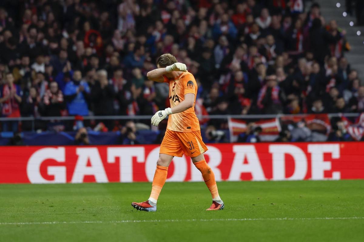 Comete errores en partido de Champions League y el técnico lo saca al siguiente minuto