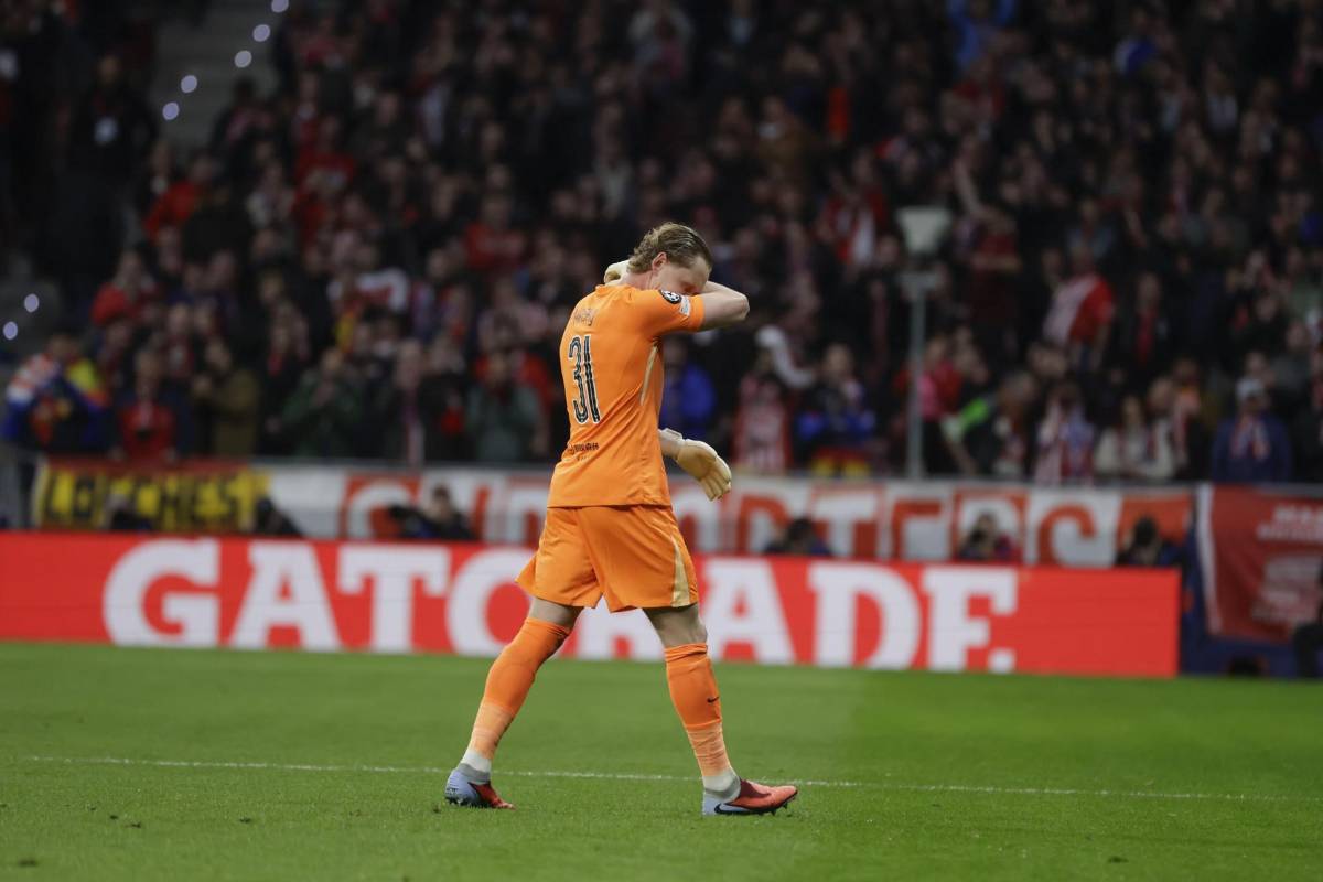 Comete errores en partido de Champions League y el técnico lo saca al siguiente minuto