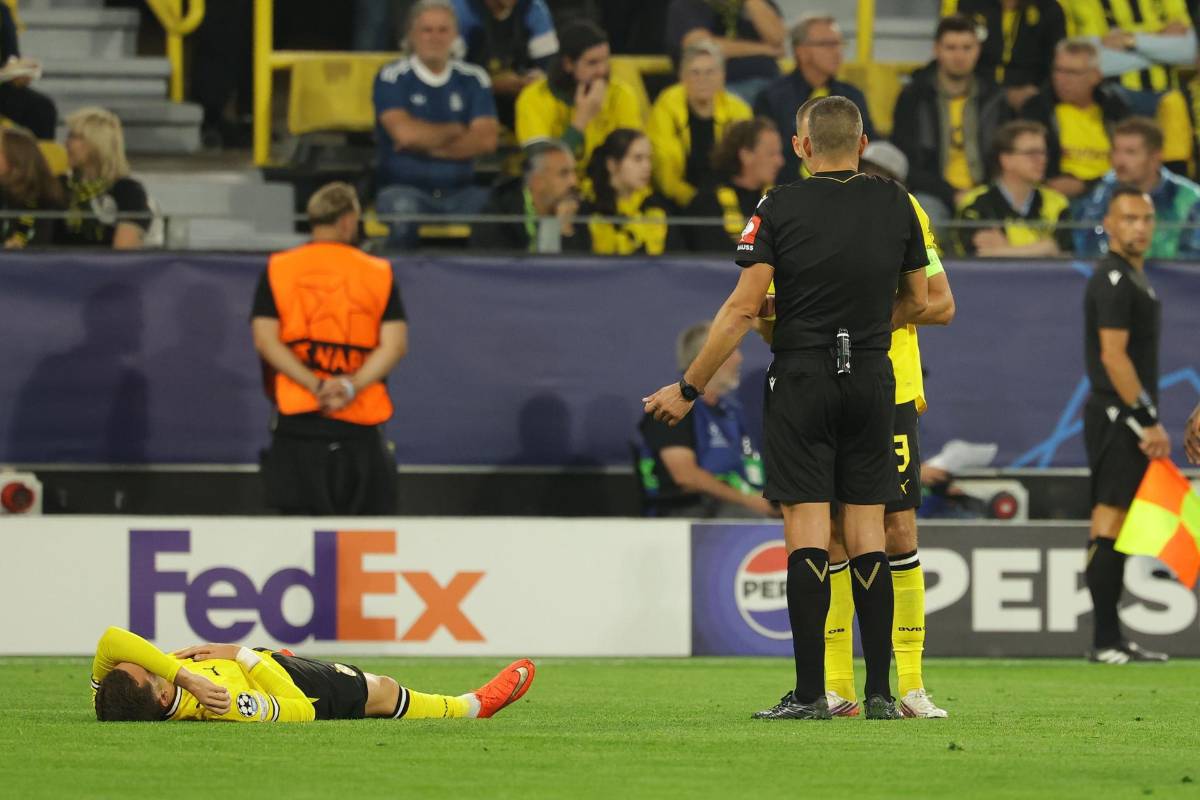 Jugador se desvanece en pleno partido de Champions League; fue llevado de emergencia
