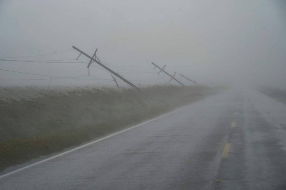Los postes de servicios públicos dañados por el huracán Laura se ven cuando se acerca el huracán Delta el 9 de octubre de 2020 en Cameron, Louisiana. Foto: AFP