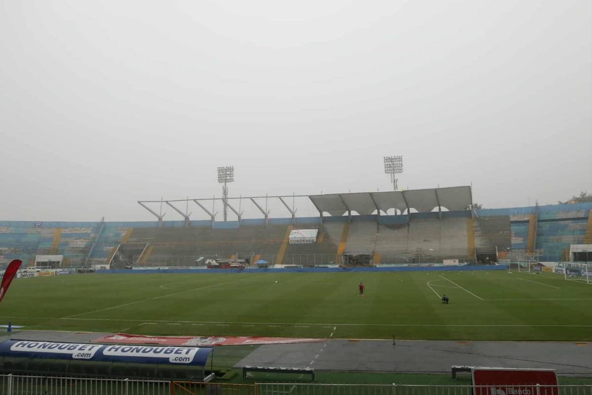Polémica en Olimpia vs Marathón, jugadores fueron encarados por barras y lindas chicas