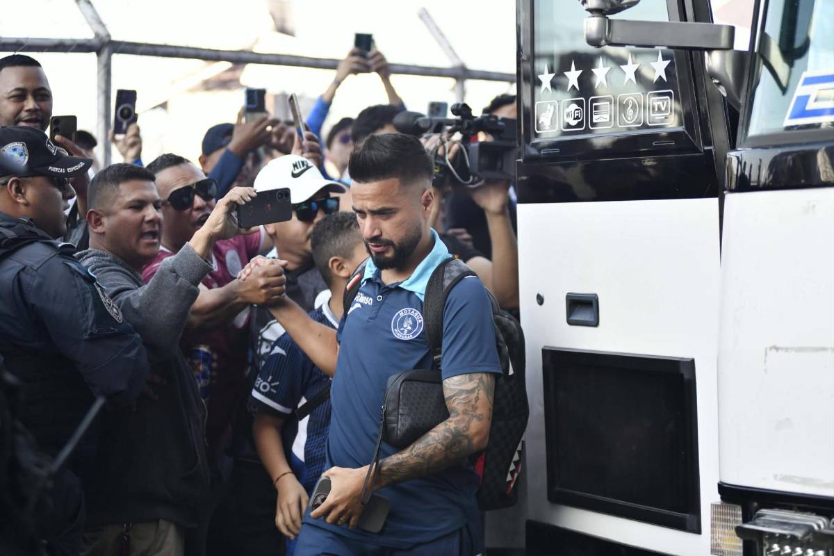 Polémico recibimiento a exjugador de Motagua, bellas chicas y show de la Revo ante Marathón