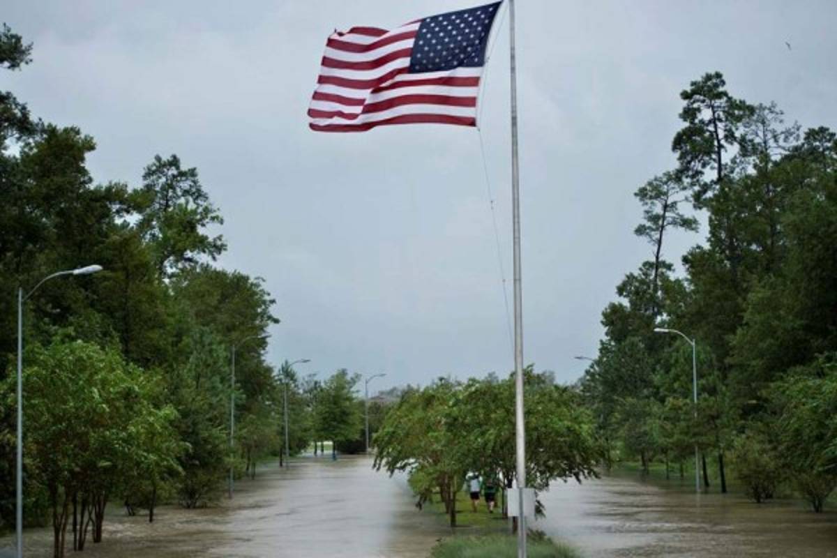 Desaparecen seis miembros de una familia arrastrados por una corriente de agua en Houston