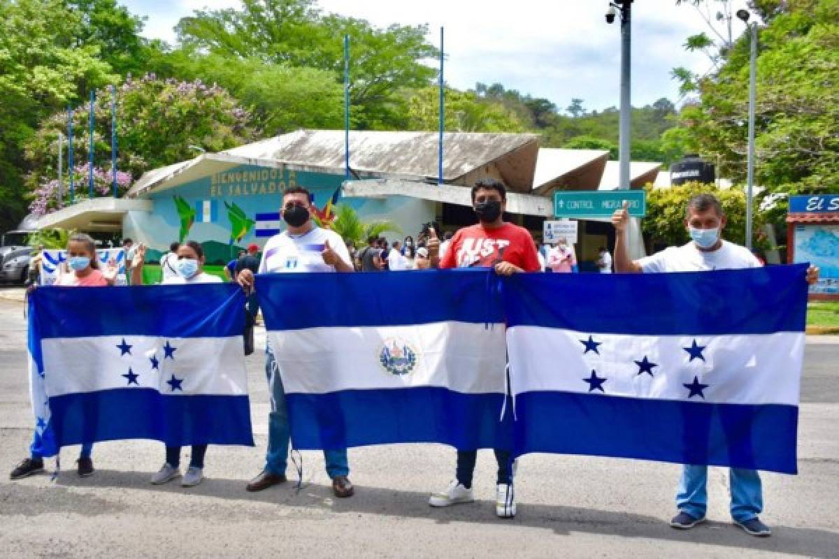 Con banderas de ambos países recibieron las vacunas donadas por El Salvador. Foto cortesía @ComunicacionSV