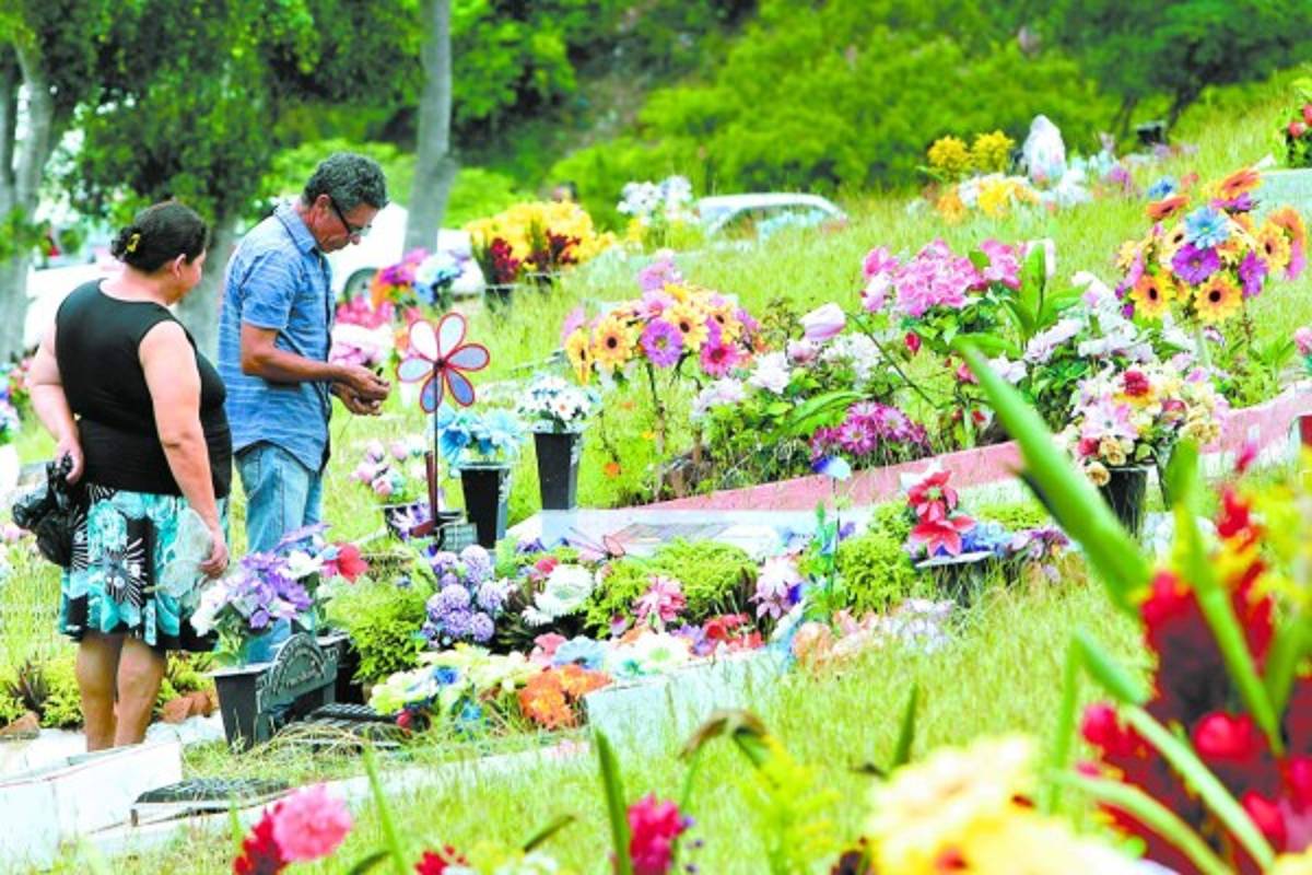 Cementerios se llenan de plegarias, flores y música