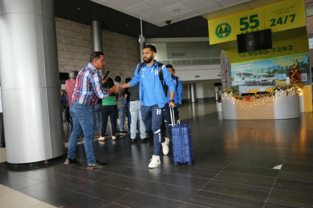 Con cara de pocos amigos llegan jugadores de Honduras tras derrota con Nicaragua