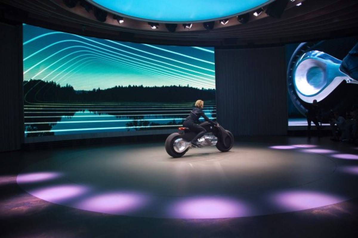 Se autoequilibra y no necesita casco: BMW presenta la moto del futuro