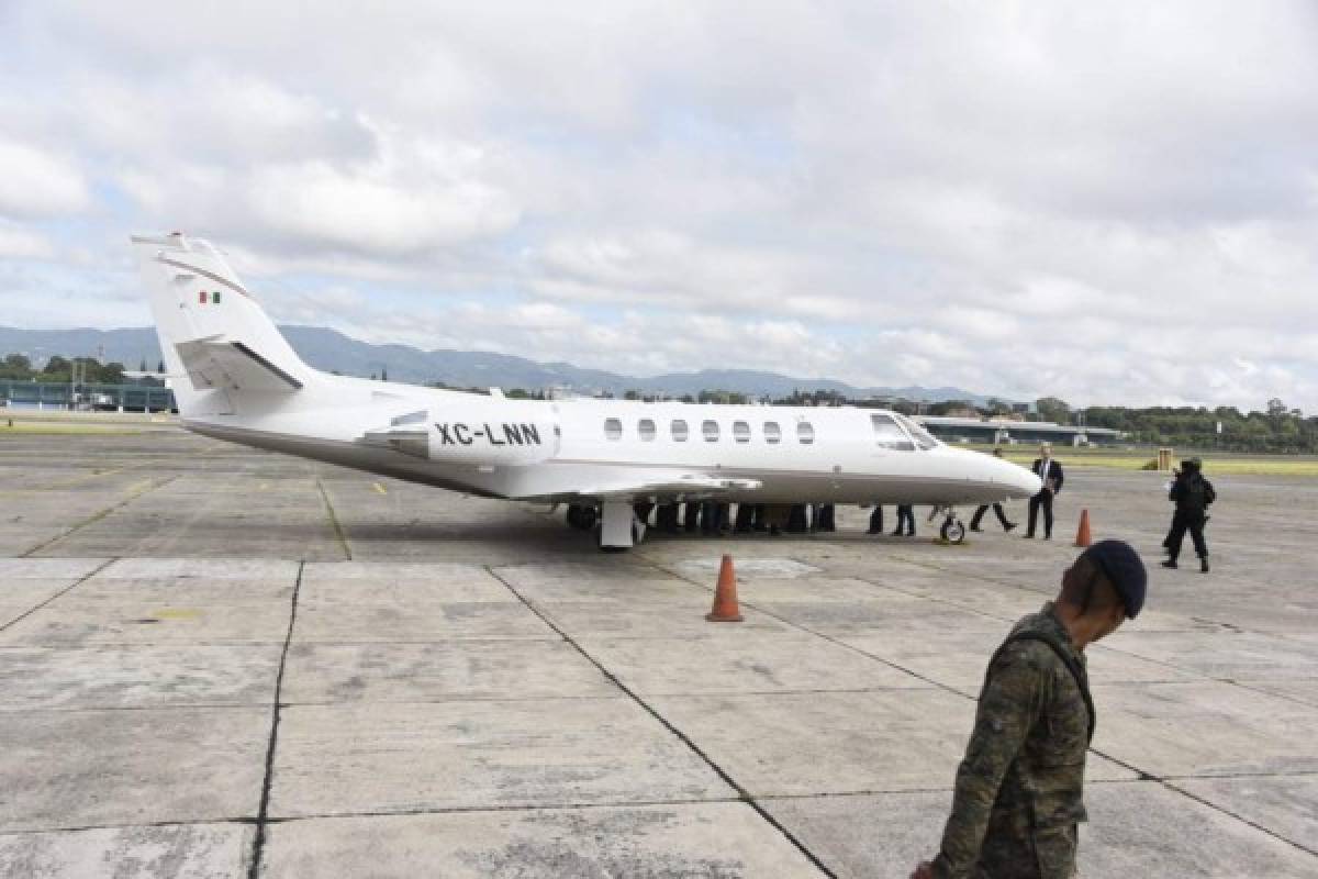 Protegido con un chaleco antibalas, Duarte partió de la base de la Fuerza Aérea Guatemalteca de la capital en una avioneta blanca de la Procuraduría General de la República (PGR, fiscalía) de México. (Foto: AFP/ El Heraldo Honduras/ Noticias de Honduras)