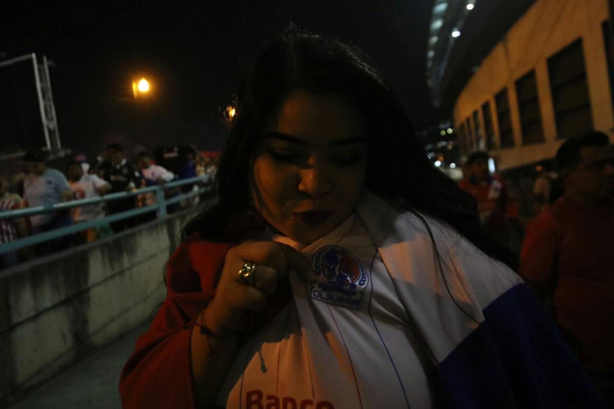 Enmascarado sorprende y lo que hizo linda chica: Llegada de la Ultra al Olimpia vs Cartaginés