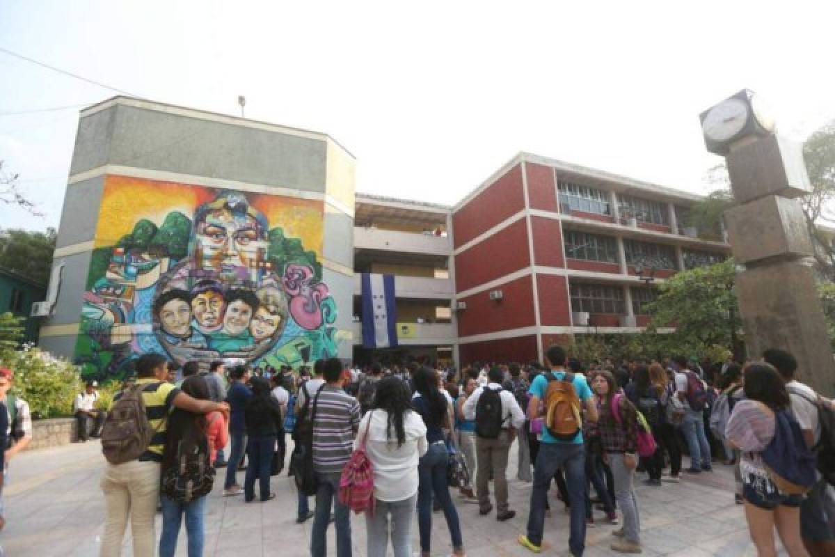 Batalla campal entre estudiantes de la UNAH y Policía Nacional