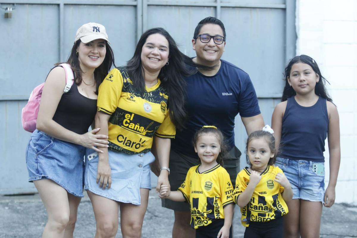 Linda aficionada deslumbra, el Morazán blindado y ambientazo previo al Real España vs Olimpia