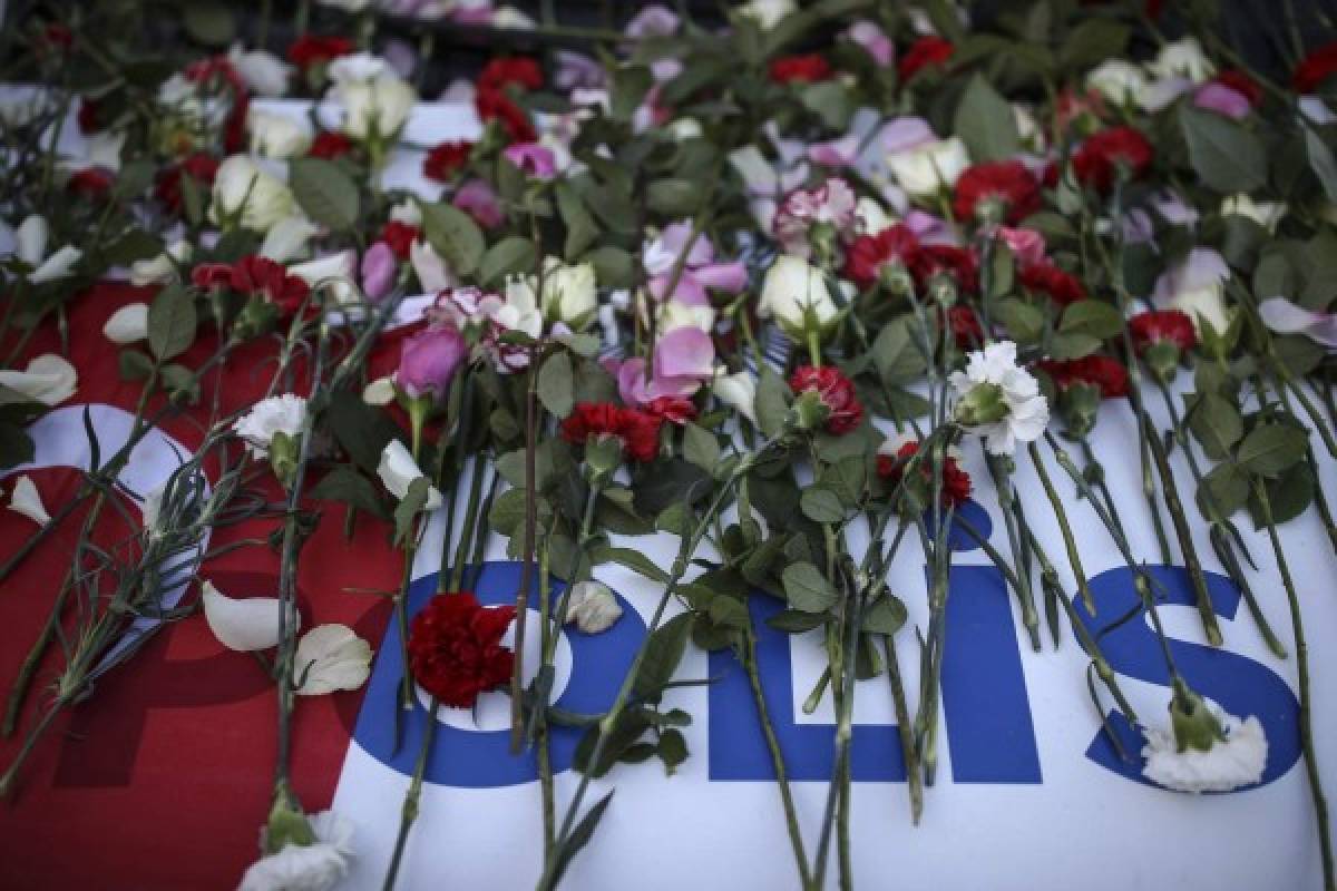 Varias personas hicieron homenaje a los fallecidos en el brutal ataque. Foto: AP
