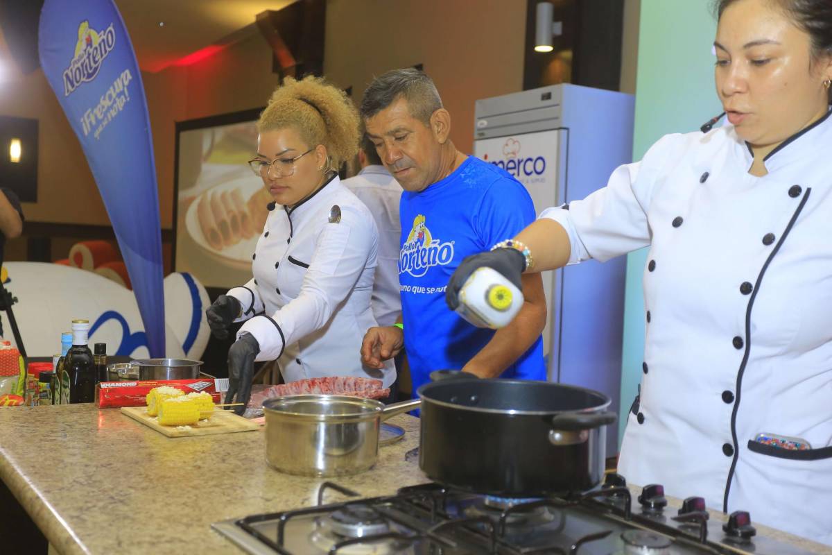 Yajaira Cabieles y Glenda Padilla, de la Escuela de Gastronomía Hernando Moreno, en plena labor culinaria.