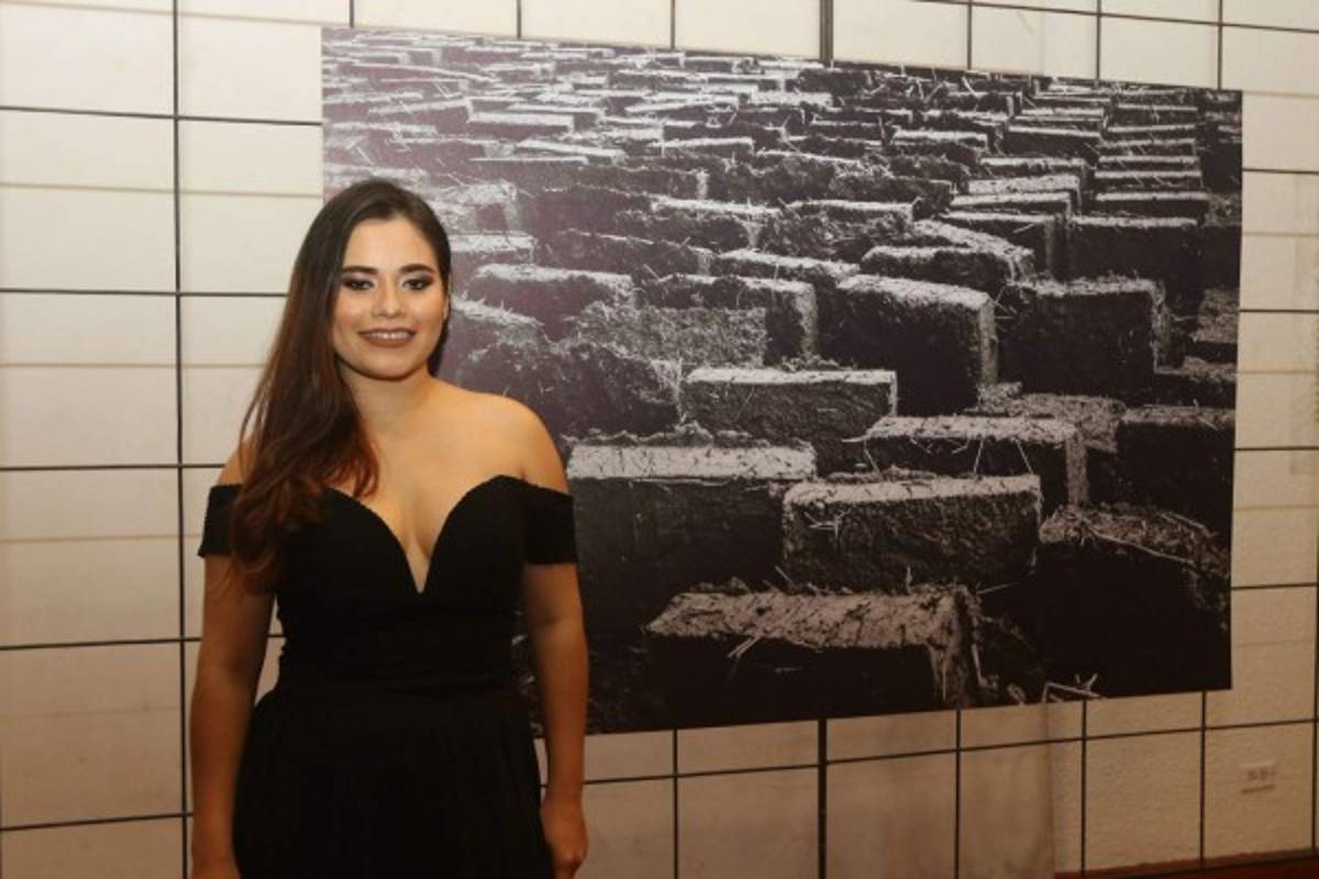 Daniela Lozano expone 'Las crucitas' en la Alianza Francesa