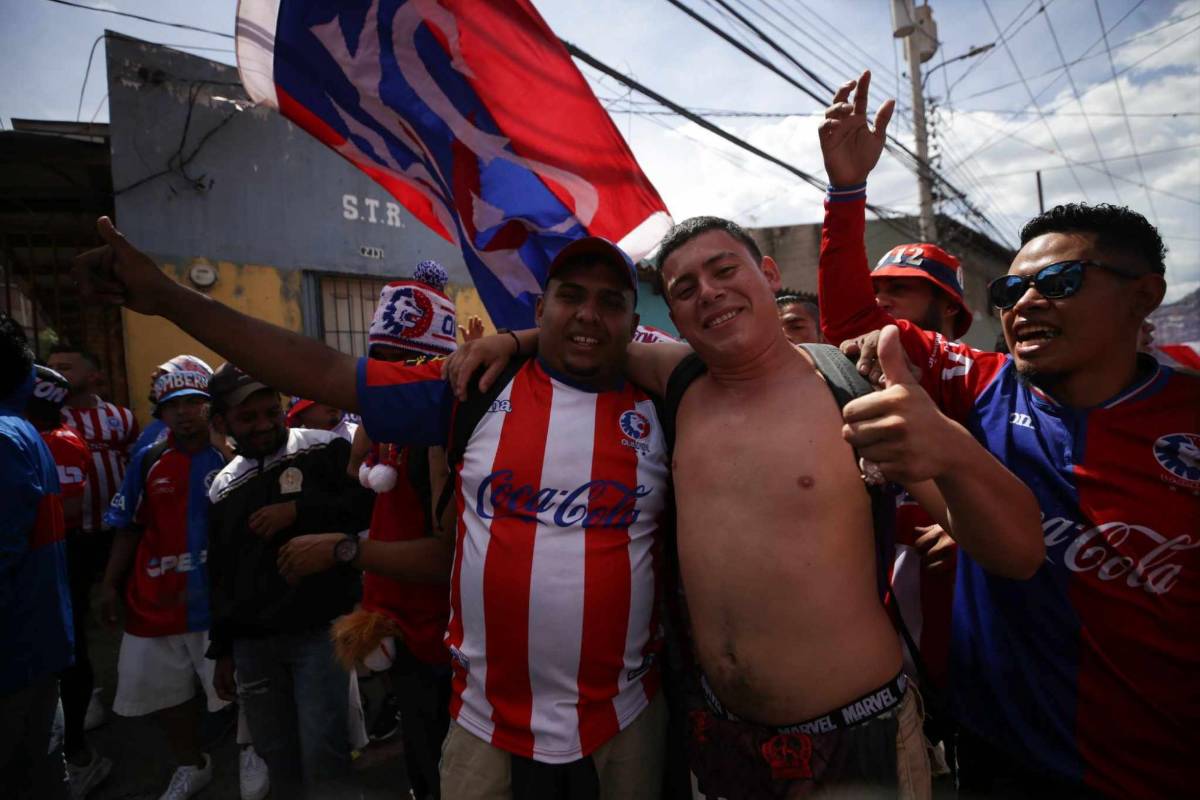 Con show de luces y al ritmo de la percusión: Así llegó la barra del Olimpia al estadio Nacional